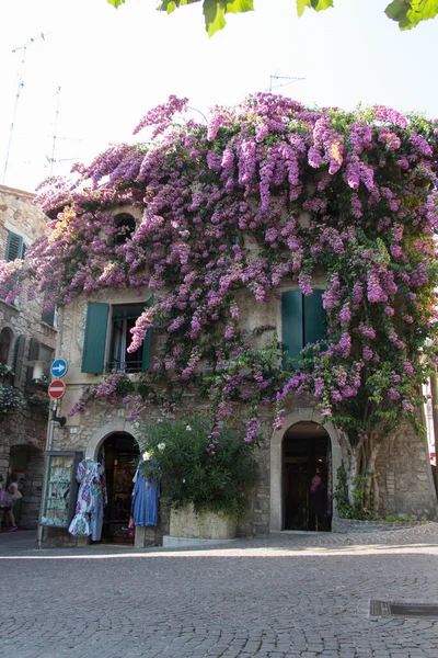 Italia Lombardía Agosto 2018 Vista Vieja Calle Casco Antiguo Sirmione — Foto de Stock