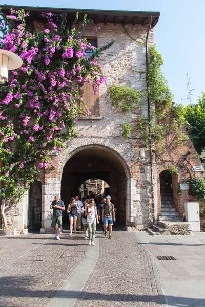 Italia Lombardía Agosto 2018 Vista Vieja Calle Casco Antiguo Sirmione — Foto de Stock