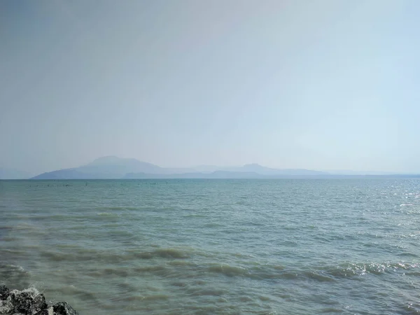 Vista Del Lago Garda Con Montañas Fondo Lombardía Italia — Foto de Stock