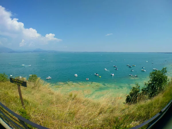 Vista Lago Garda Com Barcos Linha Horizonte Fundo Lombardia Itália — Fotografia de Stock