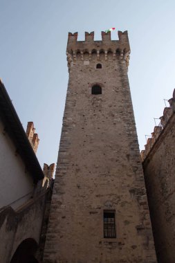 İtalya, Lombardiya - 05 Ağustos 2018: İtalya 'nın Sirmione kentindeki Scaliger Kalesi' nin ayrıntılı görünümü.
