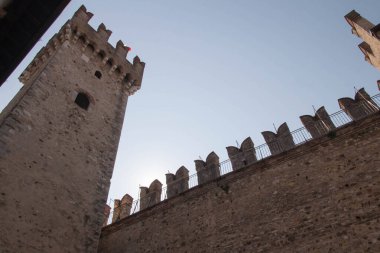 İtalya, Lombardiya - 05 Ağustos 2018: İtalya 'nın Sirmione kentindeki Scaliger Kalesi' nin ayrıntılı görünümü.