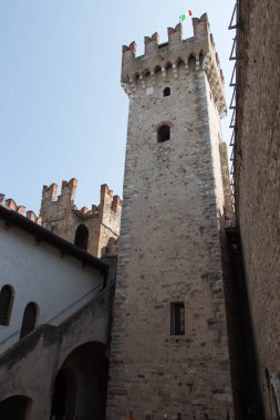 İtalya, Lombardiya - 05 Ağustos 2018: İtalya 'nın Sirmione kentindeki Scaliger Kalesi' nin ayrıntılı görünümü.