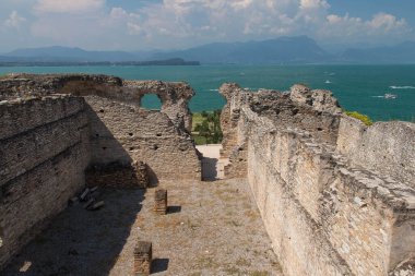 İtalya, Lombardiya - Ağustos 05 2018: Grotte di Catullo 'nun Roma harabeleri manzarası ve arka planda Garda Gölü, 05 Ağustos 2018' de Sirmione, İtalya.
