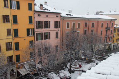 Lombardy, İtalya - Mart 12018: San Faustino caddesindeki renkli evlerin manzarası 1 Mart 2018 tarihinde Brescia İtalya 'da.