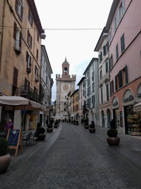 Brescia, İtalya - Şubat 03 2018: Torre della Pallata ile Corso Giuseppe Garibaldi 'nin 3 Şubat 2018' de İtalya 'da görülmesi.