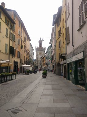 Brescia, İtalya - 6 Temmuz 2018: Torre della Pallata ile Corso Giuseppe Garibaldi manzarası, 6 Temmuz 2018, Lombardy, İtalya.