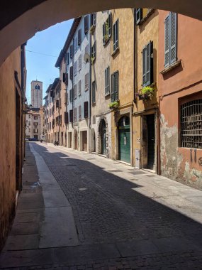 Brescia, İtalya - 4 Ağustos 2018: 4 Ağustos 2018 'de Brescia Old Town' daki tipik sokak manzarası, Lombardy, İtalya.
