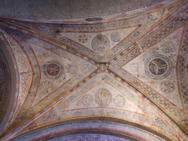 Lombardy, İtalya - 24 Mayıs 2018: Palazzo del Broletto 'daki tavan fresklerinin 24 Mayıs 2018' deki yakın görüntüsü, Brescia, İtalya.