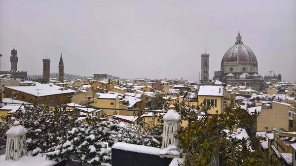 ロンバルディア州 イタリア 2018年3月1日 3月1日にイタリアのブレシア市の新大聖堂ドームと雪に覆われた屋根の景色 — ストック写真
