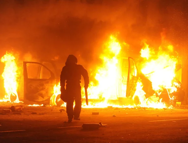 Coche en llamas, disturbios, crimen — Foto de Stock