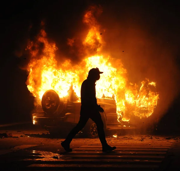 Coche en llamas, disturbios, crimen — Foto de Stock