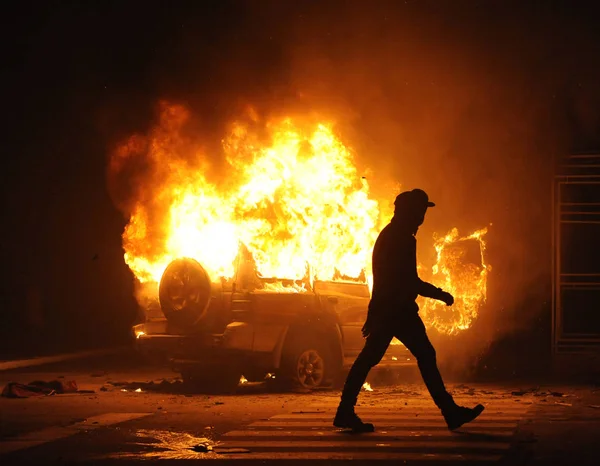 Coche en llamas, disturbios, crimen — Foto de Stock