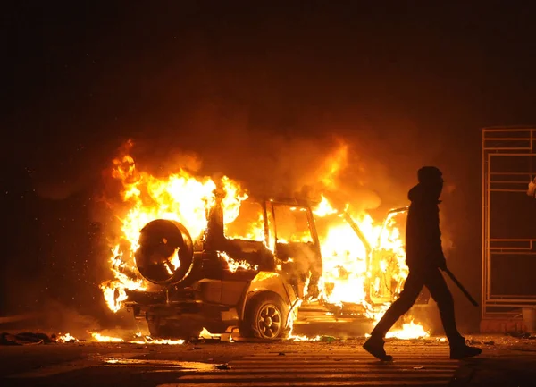 Coche en llamas, disturbios, crimen — Foto de Stock