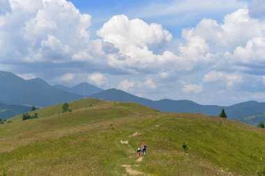 Doğa ile uyum içinde çocuk ile anne.