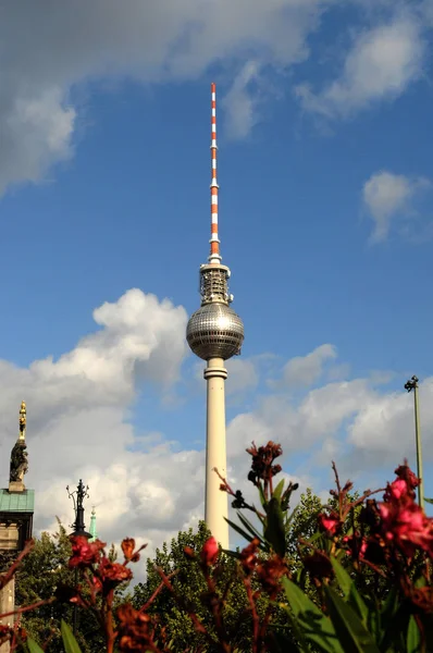Berlin Tv-tornet vid Alexanderplatz, Tyskland — Stockfoto