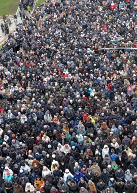  Lviv çapraz Pazar saygı işaretleme sırasında çapraz alayı müminler Mart.