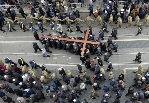 Λιτανεία πιστοί κατά τη διάρκεια του Σταυρού Μαρτίου σήμανση η ευλάβεια το σταυρό Κυριακή σε Λβιβ. — Φωτογραφία Αρχείου