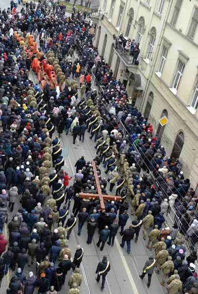 Crentes procissão durante a marcha cruz marcando a veneração da Cruz domingo em Lviv . — Fotografia de Stock
