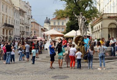 Lviv Rynok meydanında turist kalabalığından.
