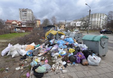 Çöp kutusu. Lviv sokakta çöp konteyneri. Çöp kutusu 