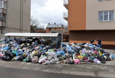 Çöp kutusu. Lviv sokakta çöp konteyneri. Çöp kutusu 