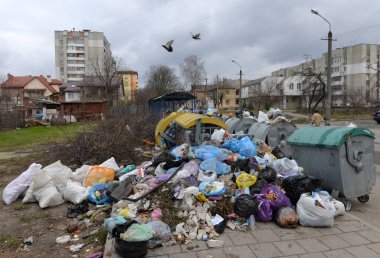 Çöp kutusu. Lviv sokakta çöp konteyneri. Çöp kutusu 