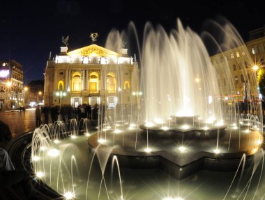 Lviv Opera Binası ile çeşme gece, Lviv, Ukrayna