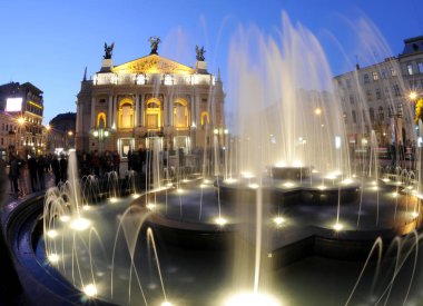 Lviv Opera Binası ile çeşme gece, Lviv, Ukrayna