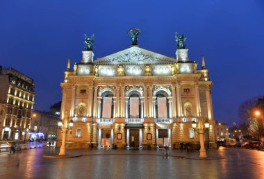 Lviv Opera Binası, gece, Lviv, Ukrayna