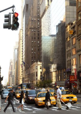 Manhattan sokak sahne. Acele işine Manhattan'daki New Yorklular. Zebra geçiş ve New York'ta sarı taksileri üzerinde yürüyen insanlar.