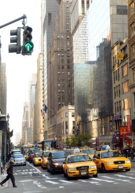 Manhattan sokak sahne. Zebra geçiş ve New York'ta sarı taksileri üzerinde yürüyen adam.