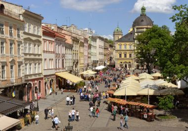 Lviv Rynok meydanında turist kalabalığından.