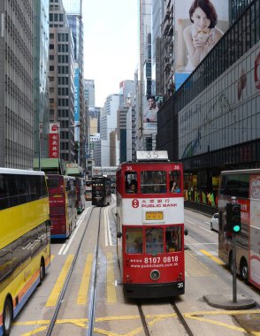 Çift katlı alçak taban tramvay ve otobüs Hong Kong'da bir sokakta.