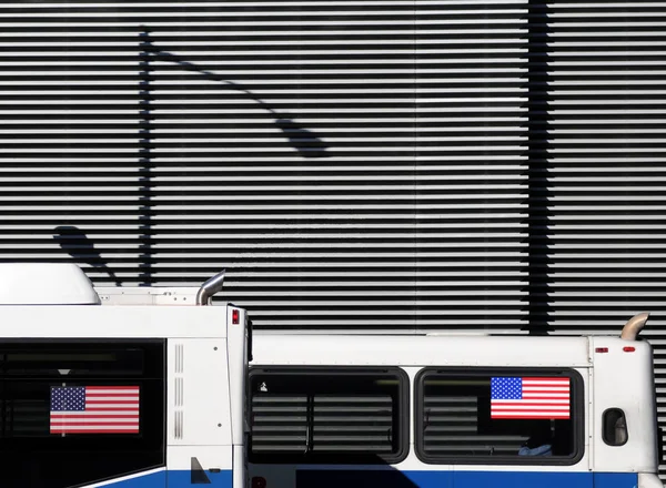 Bandeiras americanas decoradas em um ônibus, Nova York, EUA — Fotografia de Stock
