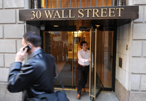 Un hombre con teléfono móvil en Wall Street, Manhattan, Nueva York . — Foto de Stock