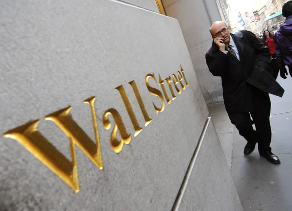 Un uomo con il cellulare a Wall Street, Manhattan, NYC . — Foto Stock