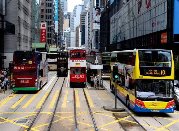 Çift katlı alçak taban tramvay ve otobüs Hong Kong'da bir sokakta.