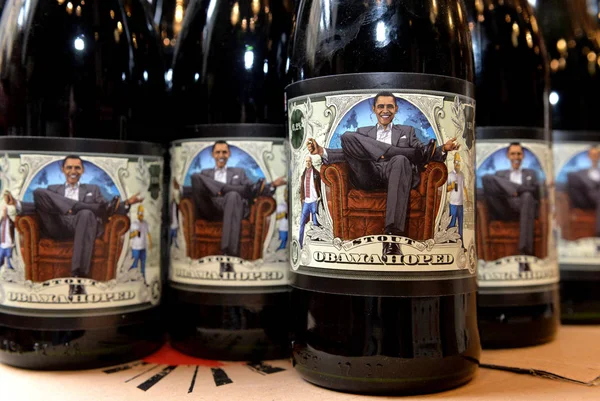Пляшок пива "Обама сподівається" з Бараком Обамою на наклейці на "Правда пиво театр" пивний ресторан. — стокове фото