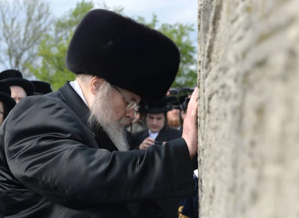 Rabbi Yissachar Dov Rokeach of Belz (fifth Belzer rebbe) on tombs of