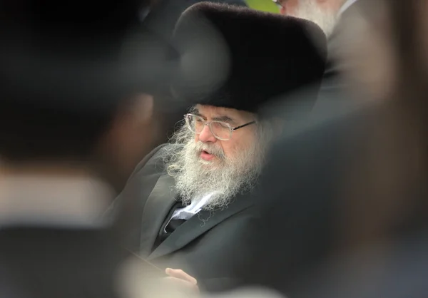 Rabbi Yissachar Dov Rokeach of Belz (fifth Belzer rebbe) on tombs of Tazdikim in Belz town, Lviv region. — Stock Photo, Image