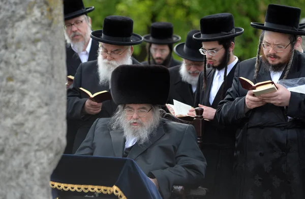 Rabbi Yissachar Dov Rokeach a Belz (ötödik Belzer rebbe) a sírok Tazdikim Belz város, régió Lviv. — Stock Fotó