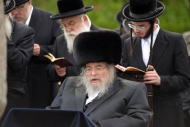 Haham Yissachar Dov Rokeach Belz, (beşinci Belzer rebbe) Tazdikim Belz şehir, Lviv bölgesi mezarlar üzerinde.