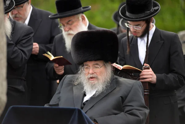 Rabbi Yissachar Dov Rokeach of Belz (fifth Belzer rebbe) on tombs of Tazdikim in Belz town, Lviv region. — Stock Photo, Image