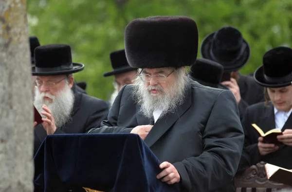 Rabbi Yissachar Dov Rokeach of Belz (fifth Belzer rebbe) on tombs of Tazdikim in Belz town, Lviv region. — Stock Photo, Image