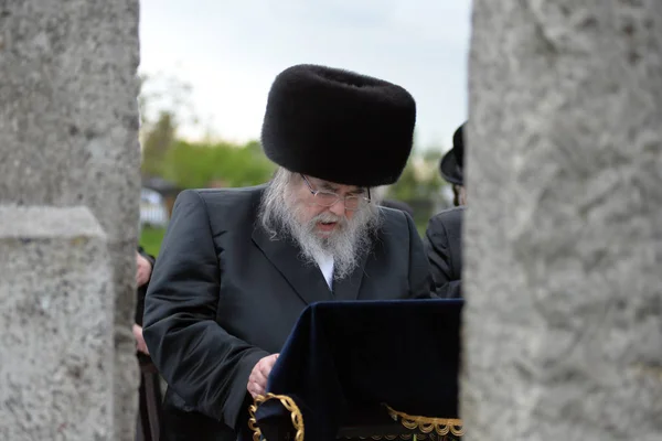Rabbi Yissachar Dov Rokeach of Belz (fifth Belzer rebbe) on tombs of Tazdikim in Belz town, Lviv region. — Stock Photo, Image