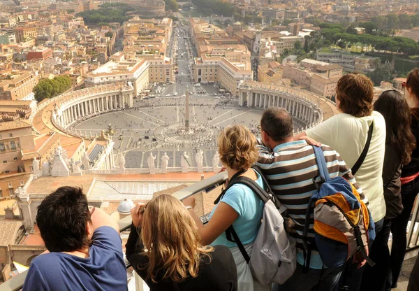 Turister på kuppelen St. Peters katedral i Vatikanet . – stockfoto