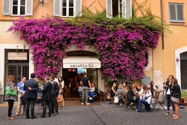 Menschen in der Nähe von traditionellen italienischen Outdoor-Café in Rom. — Stockfoto