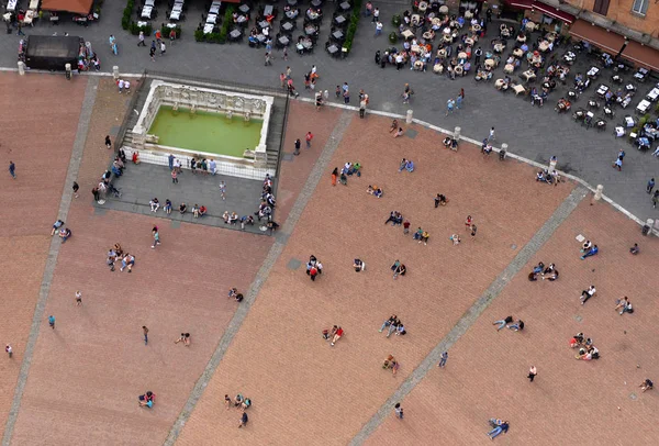 Pessoas na Praça Campo, vista superior da Torre Mangia, Siena, Itália — Fotografia de Stock