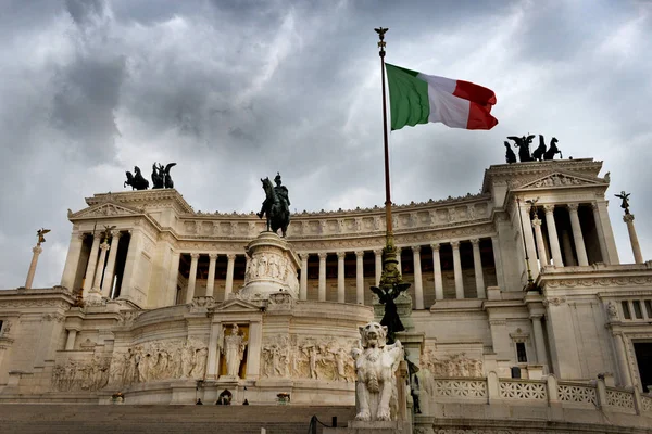 Національний Пам'ятник, присвячений Віктора Еммануїла Ii (вівтар Вітчизни) в Пьяцца Венеція, Рим, Італія — стокове фото